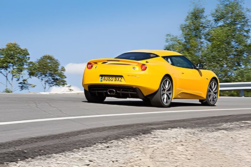 How many miles per gallon does a Ford Maverick Lariat hybrid get?